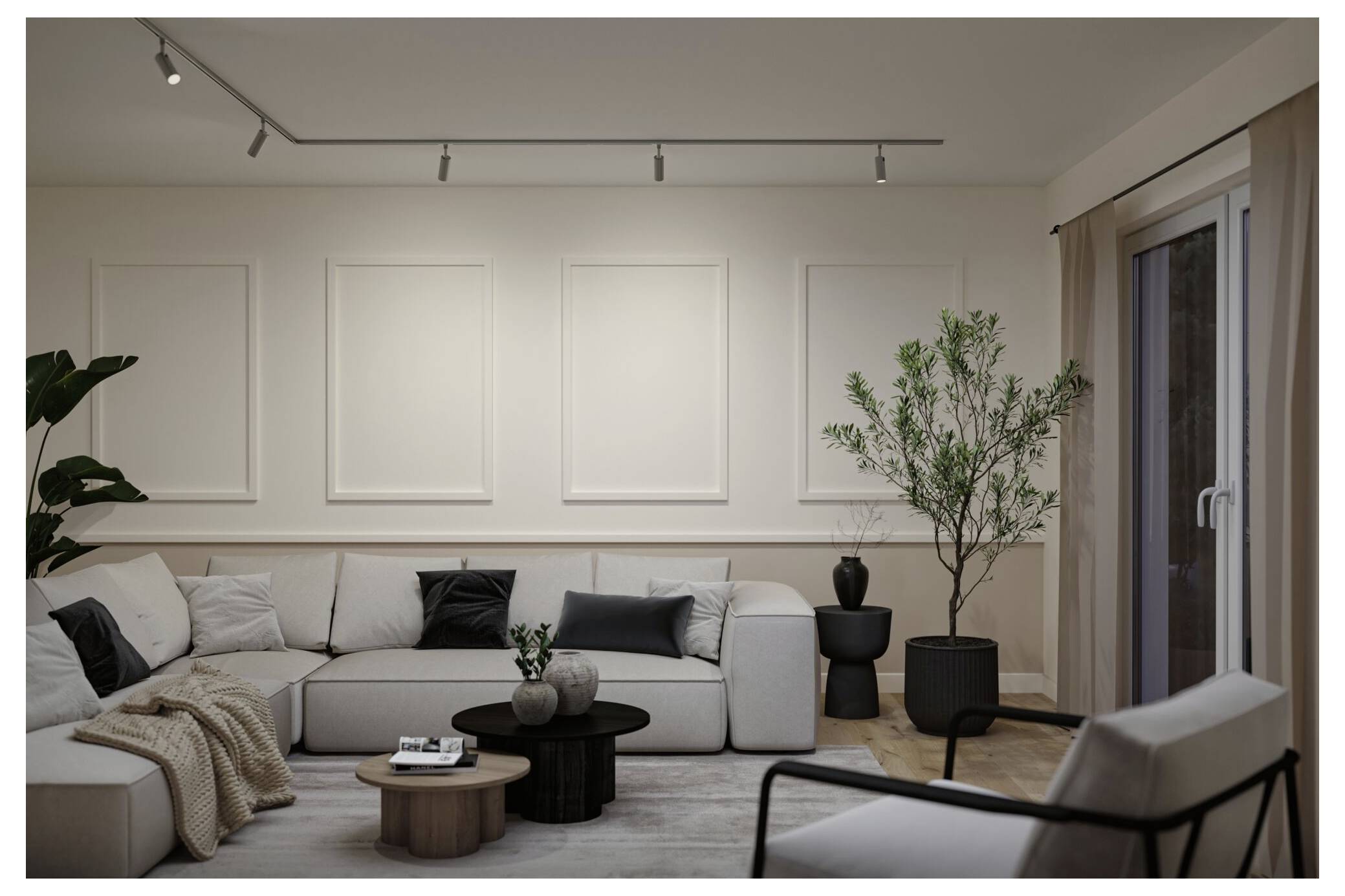 Modernes minimalistes Wohnzimmer mit beigem Ecksofa, schwarzen Akzentstühlen, Couchtischen und einem Topfbaum neben Glasschiebetüren.