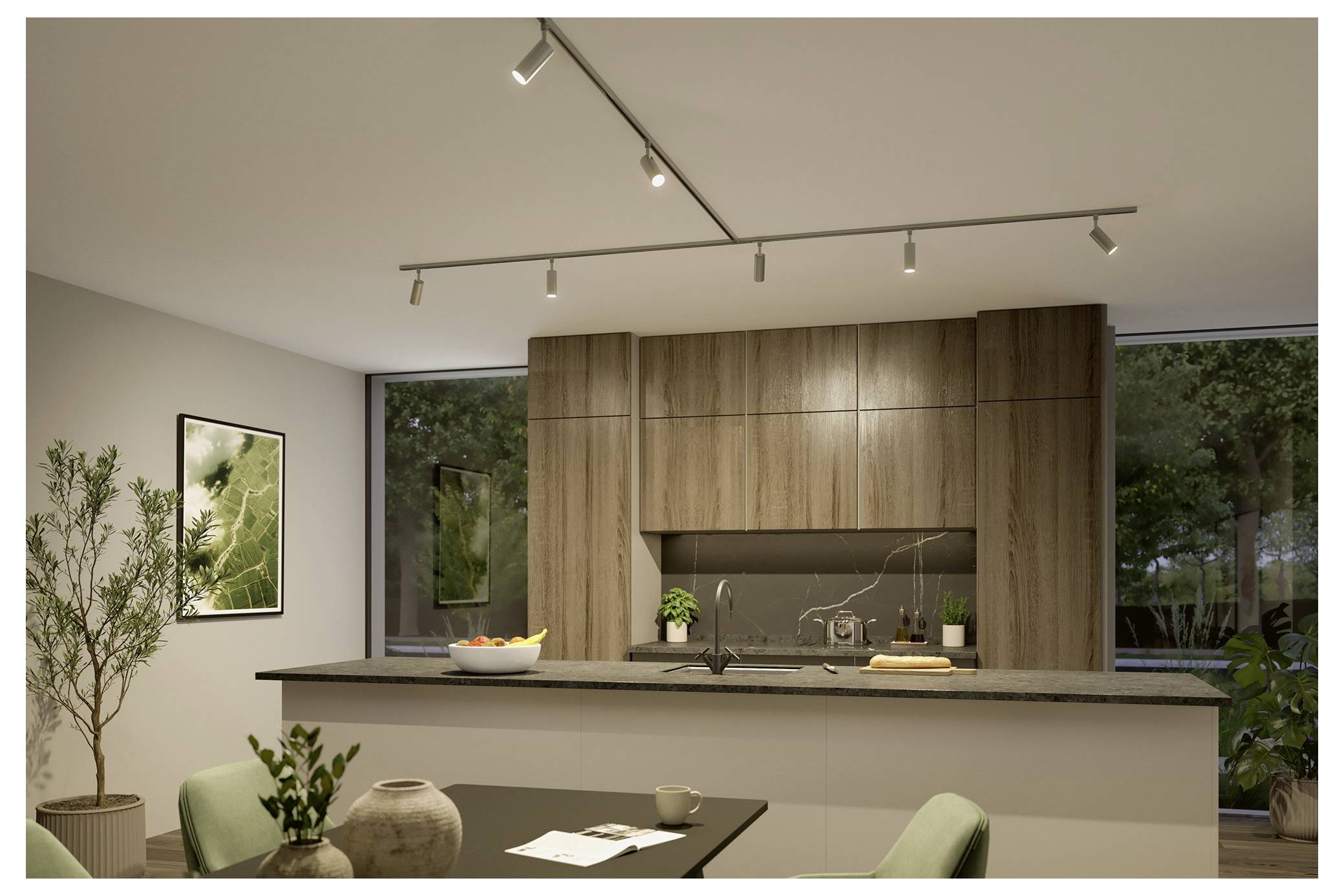 Moderne Küche mit Holzschränken, Insel und Schienensystem-Beleuchtung, von einem Essbereich mit großen Fenstern und einer Zimmerpflanze aus betrachtet.