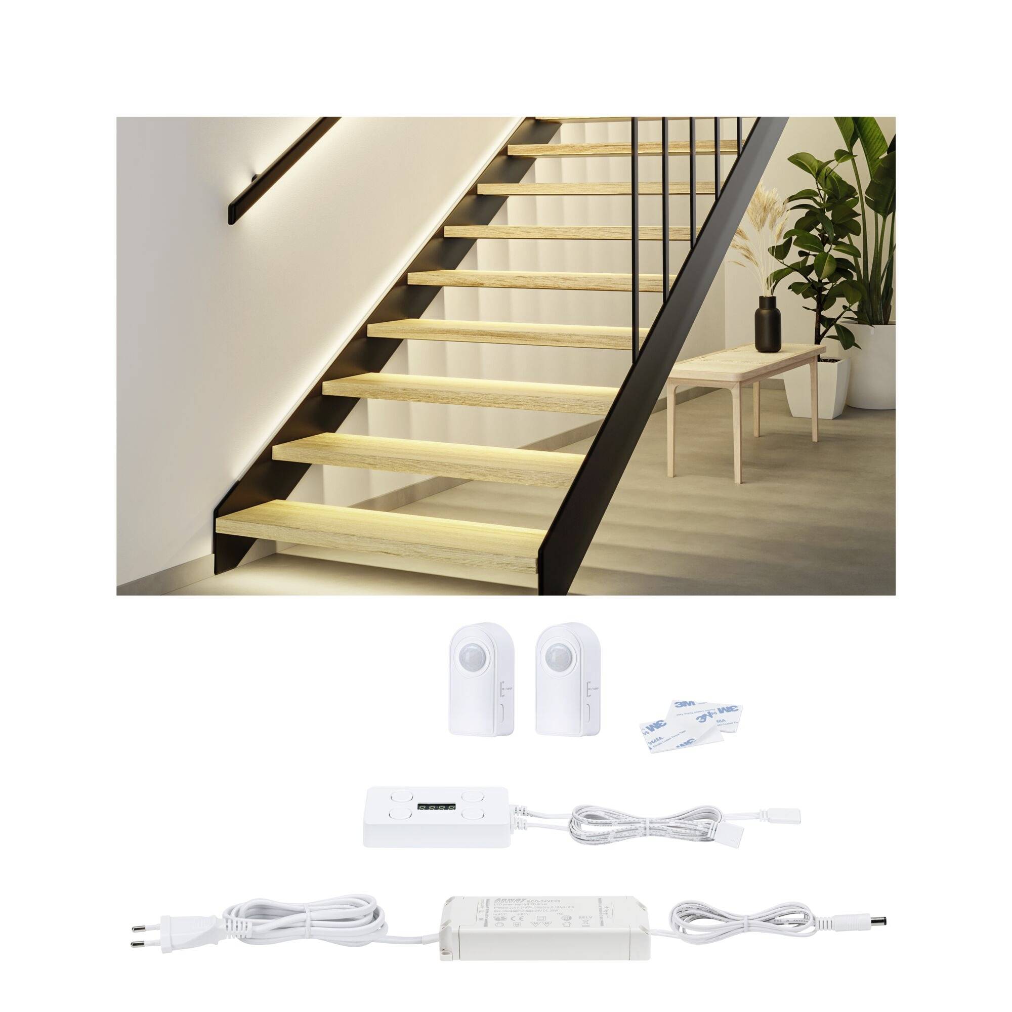 LED-Treppenlicht-Set, das auf einer Treppe installiert ist, mit zwei Bewegungsmeldern, Steuereinheit, Netzadapter und Kabeln für die Beleuchtung unter den Stufen.