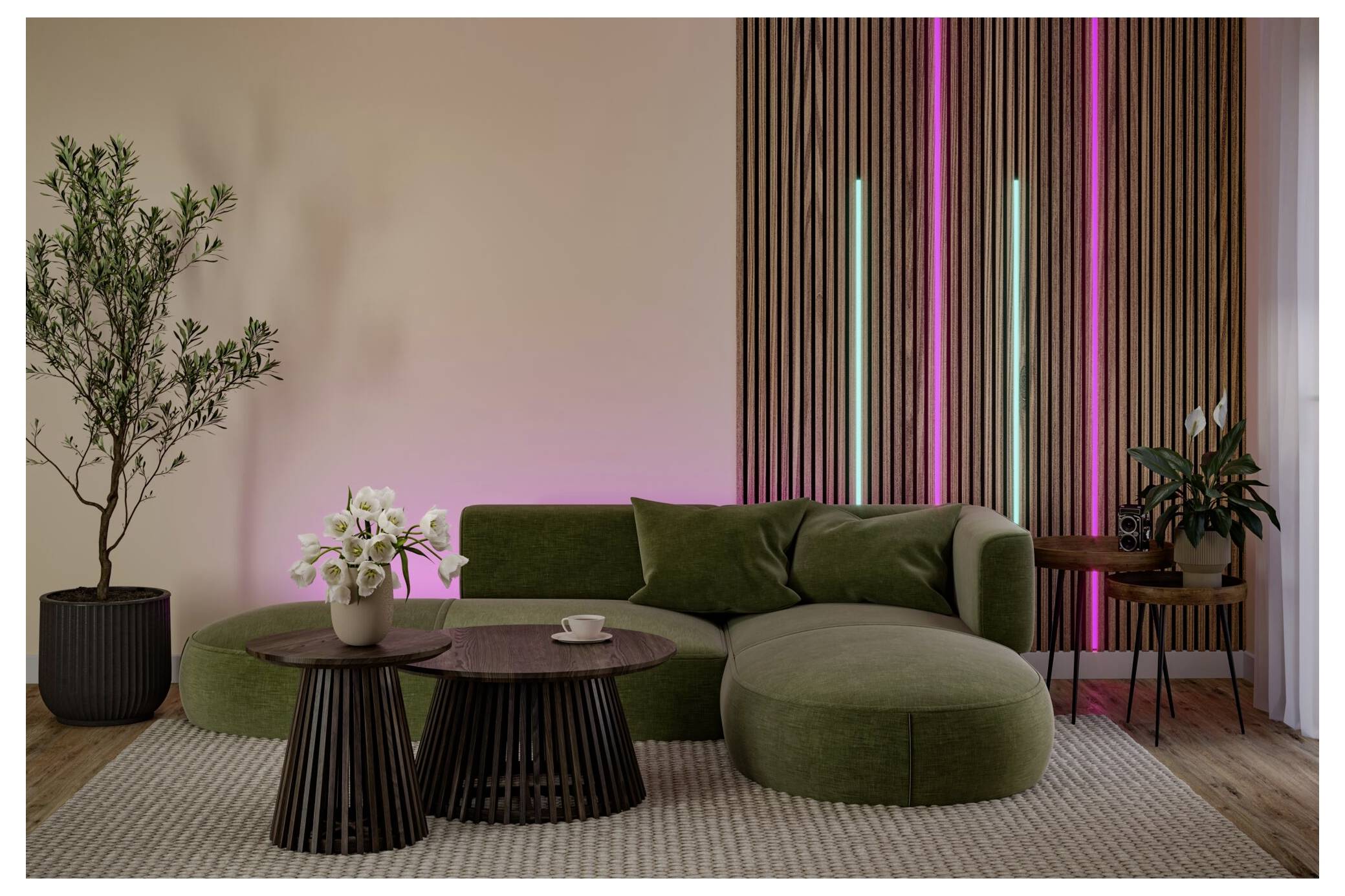 Modernes Wohnzimmer mit grünem Ecksofa, runden Couchtischen, Topfpflanzen und vertikalen rosa und blauen Akzentleuchten an einer Lamellenwand.