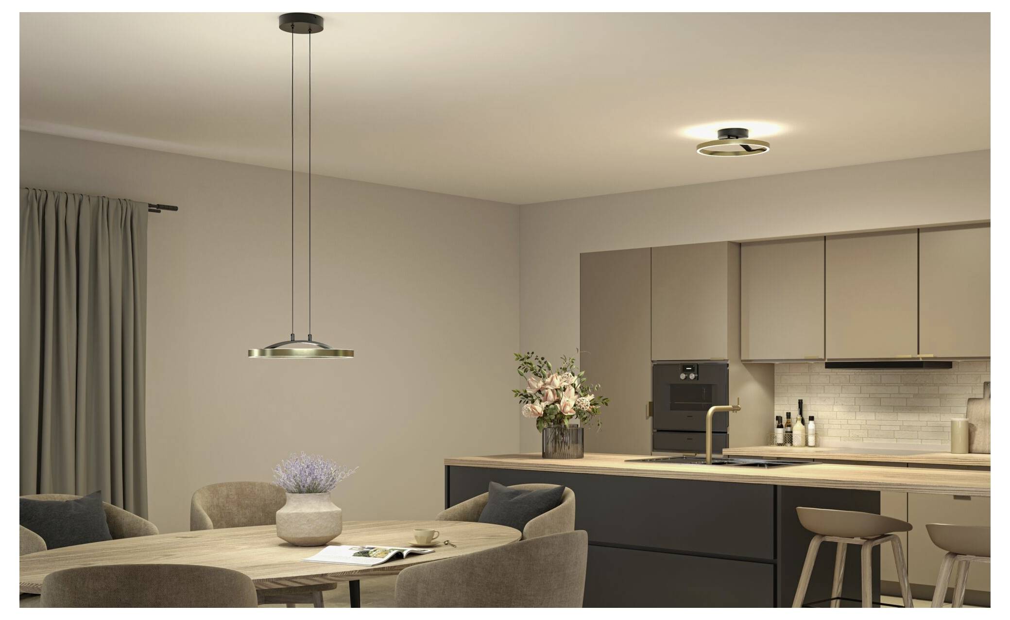 Moderne offene Küchen- und Essbereichs mit Pendelleuchten, beigen Stühlen um einen runden Tisch und einer eleganten Insel mit Barhocker.