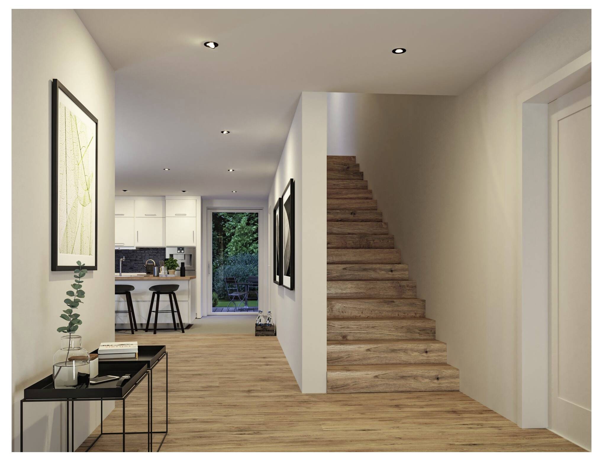 Heller moderner Flur mit Holzböden, Treppen auf der rechten Seite und einem Küchenbereich am hinteren Ende mit einer Glastür nach draußen.