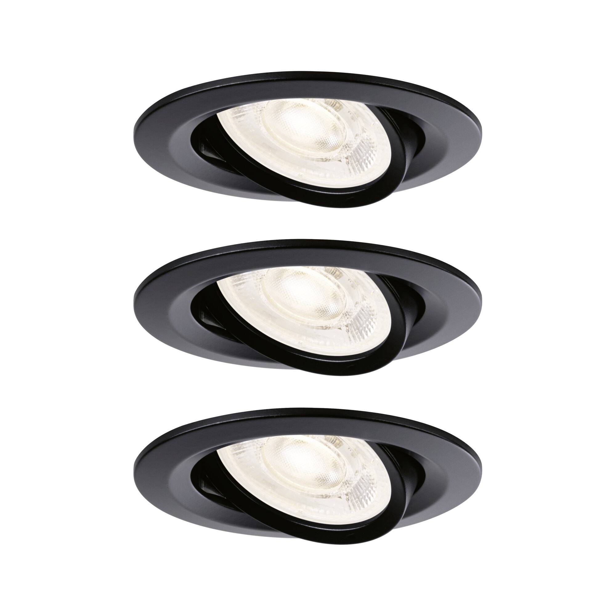 Drei schwarze versenkte Deckenspots, jeweils geneigt mit einer leuchtenden Glühbirne auf weißem Hintergrund.
