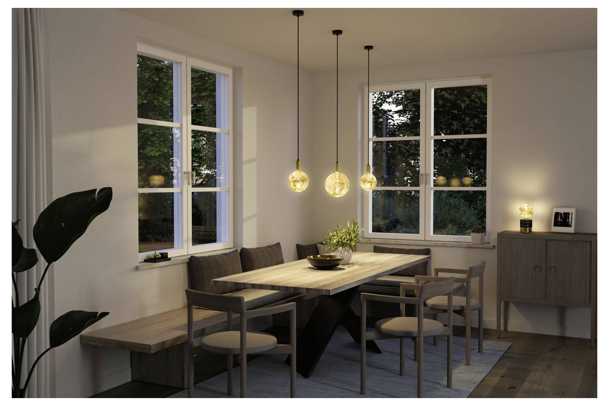 Modernes Esszimmer mit einem Holztisch, sechs Stühlen, hängenden Pendelleuchten, großen Fenstern und einem Sideboard