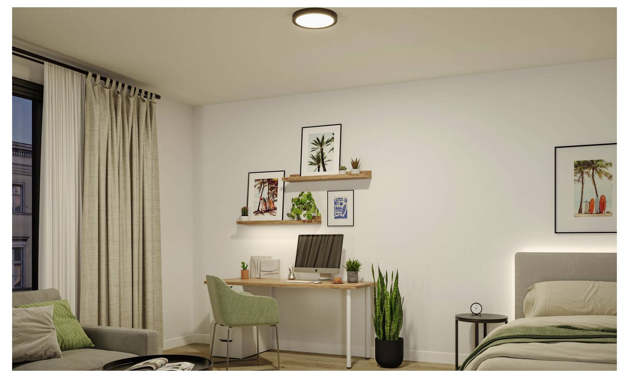 Sauberes Schlafzimmer mit einem kleinen Schreibtisch-Arbeitsbereich, Stuhl, Wandkunst, Topfpflanze und einem Teil eines Bettes am Fenster und Vorhängen.