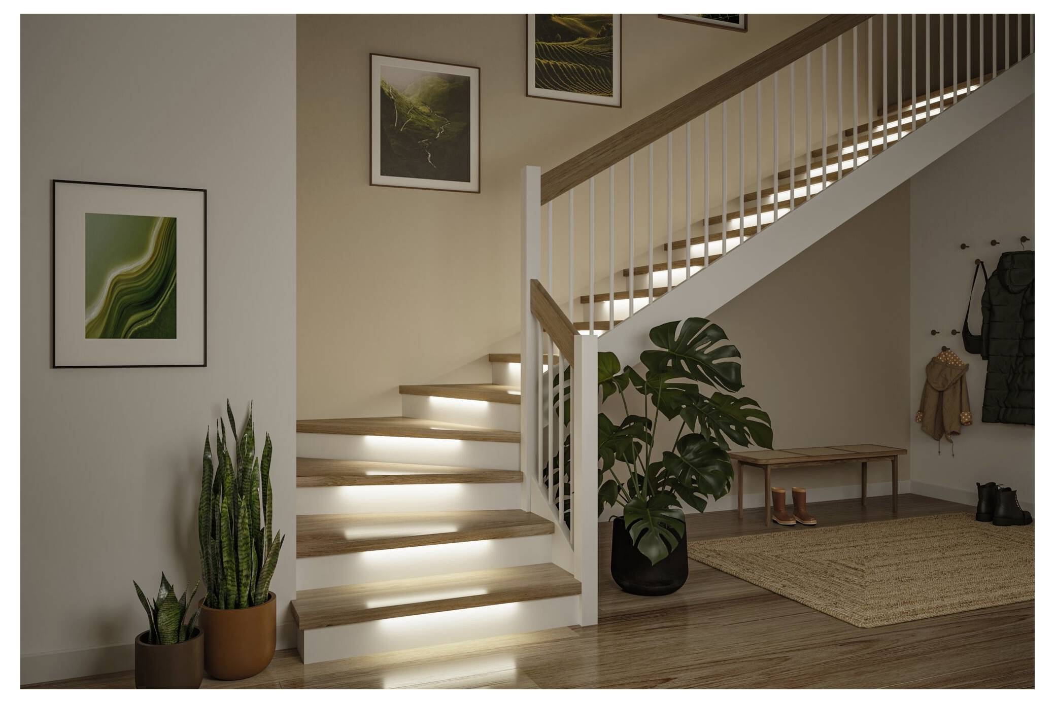 Moderner Eingangsbereich mit beleuchteter weißer Treppe, Topfpflanzen, Wandkunst, einer Bank, Garderobenhaken und einem Teppich auf Holzboden.