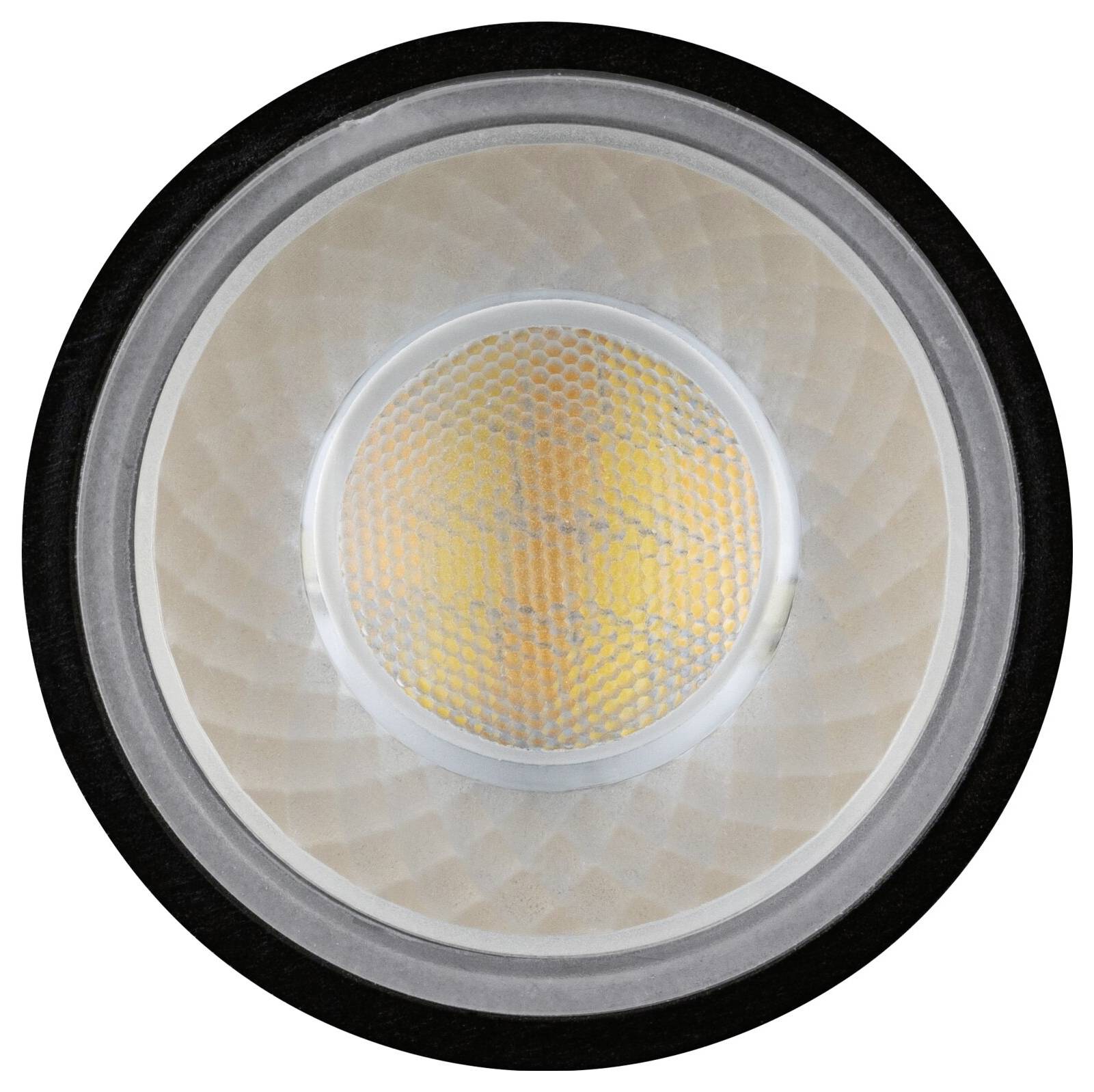 Ein moderner Apartmenteingang öffnet sich zu einem Schlafzimmer mit einem weißen Schrank, Wandkunst, einer Garderobe und Holzböden.