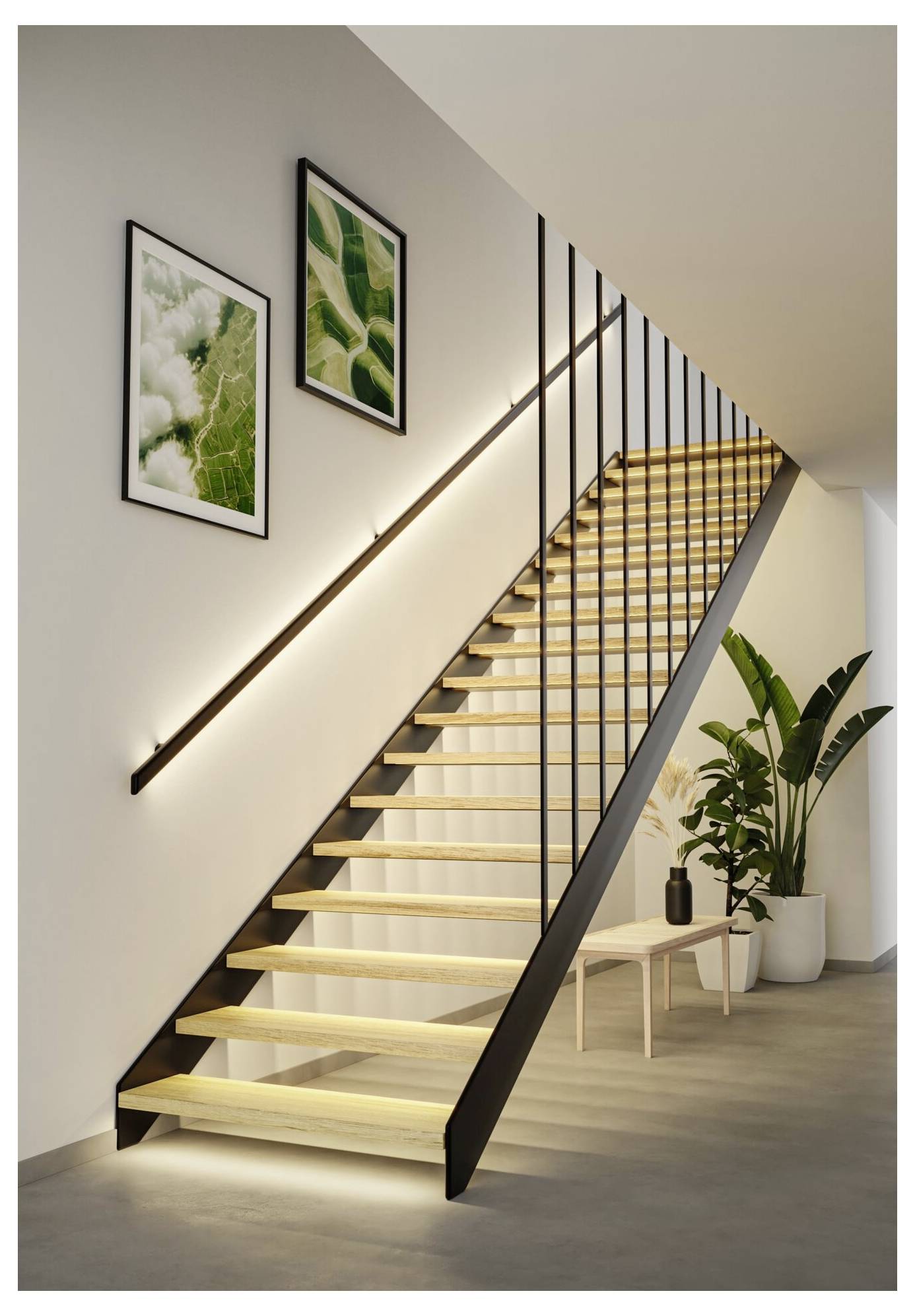 Modernes Innentrepphaus mit beleuchteten Holzstufen, schwarzem Geländer, gerahmter Wandkunst und Topfpflanze in einem minimalistischen Flur.