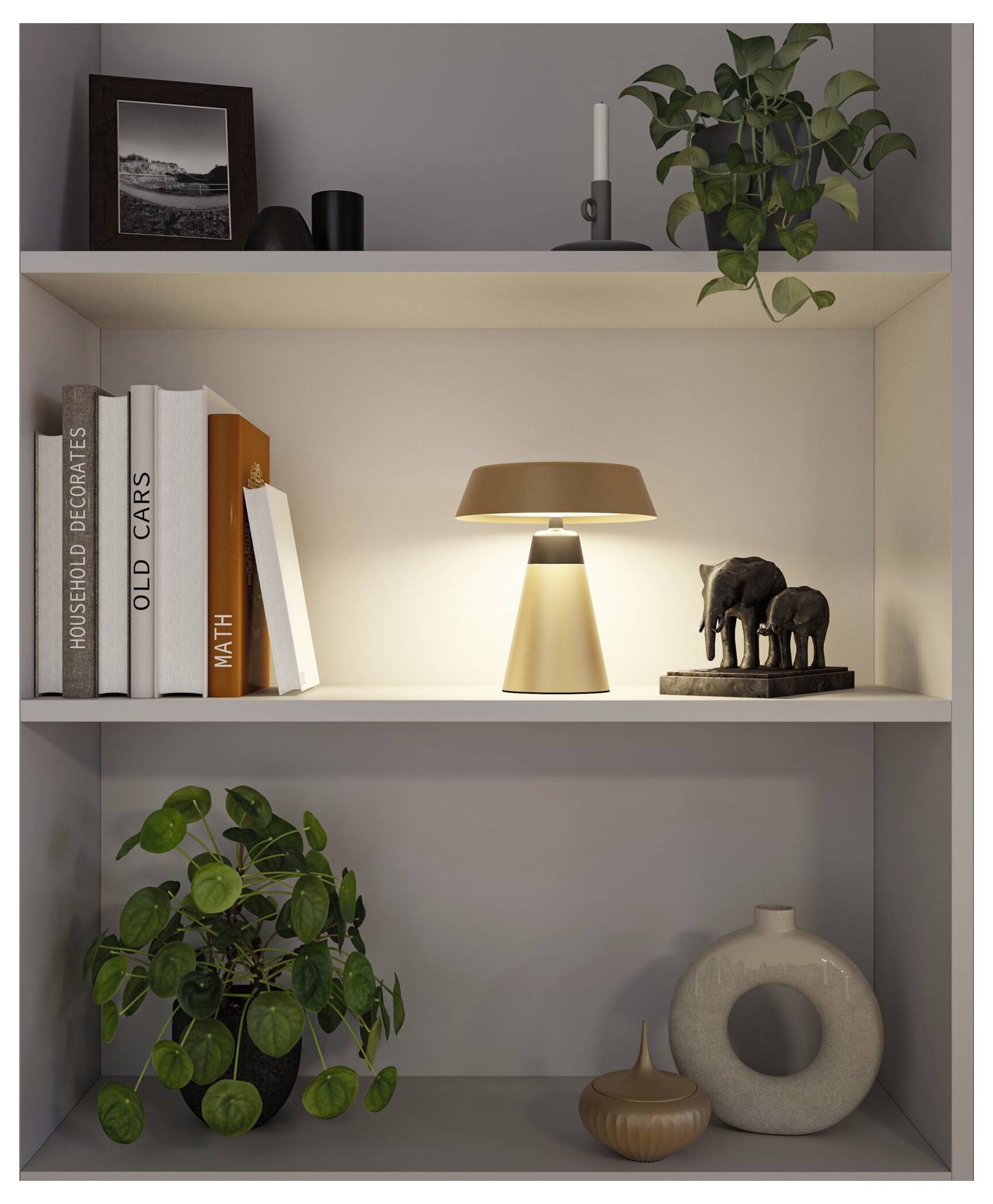 Moderne Küche mit Holzschränken, großen Fenstern, Kücheninsel und Esstisch in einem hellen, offenen Raum.