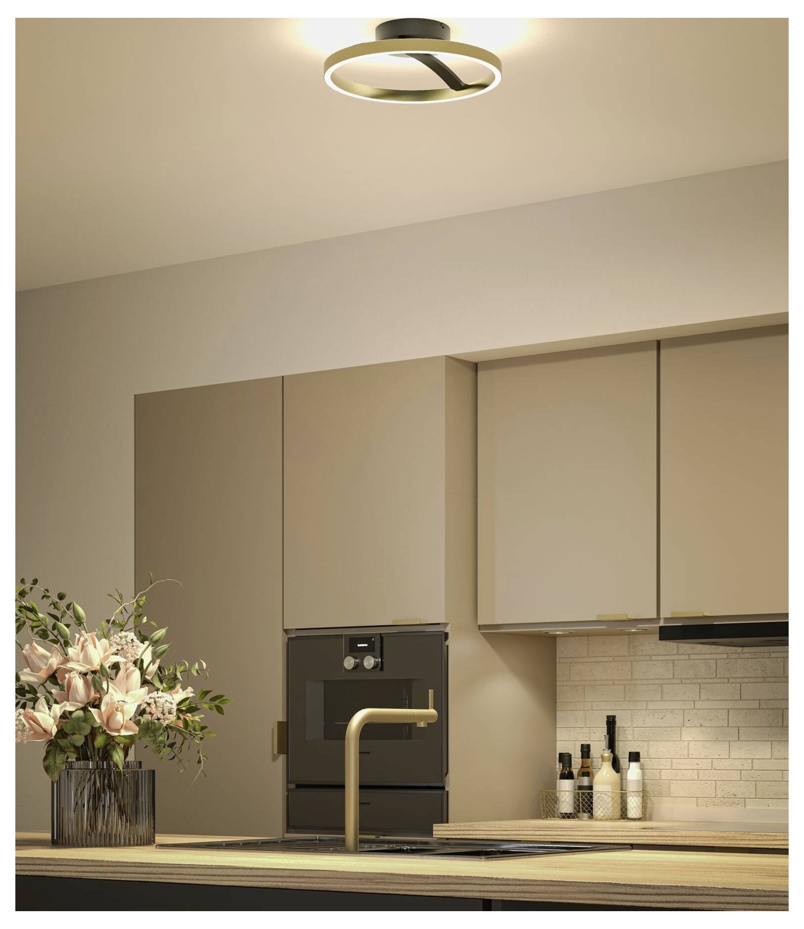 Moderne Küche mit beigen Schränken, eingebautem Ofen, Holzarbeitsplatte, Pendelleuchte und Blumenvase auf der linken Seite.