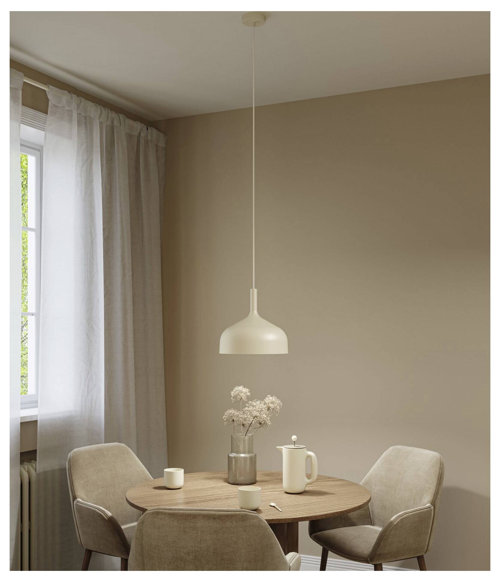 Eine gemütliche Essecke mit einem runden Holztisch, vier beigefarbenen Stühlen, einer hängenden Pendelleuchte und einer Blumenvase neben einem Fenster mit Vorhängen.
