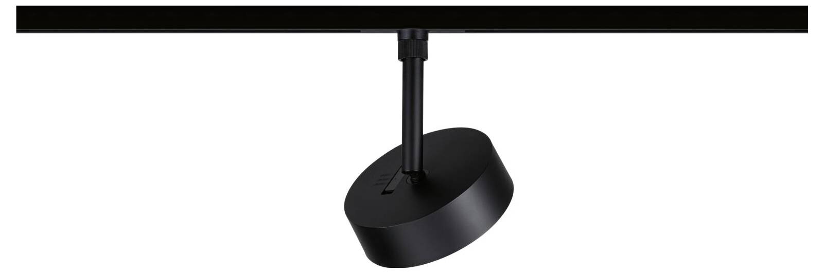 Schwarze Schienen-Spotleuchte an einer Deckenleiste montiert, nach unten geneigt.