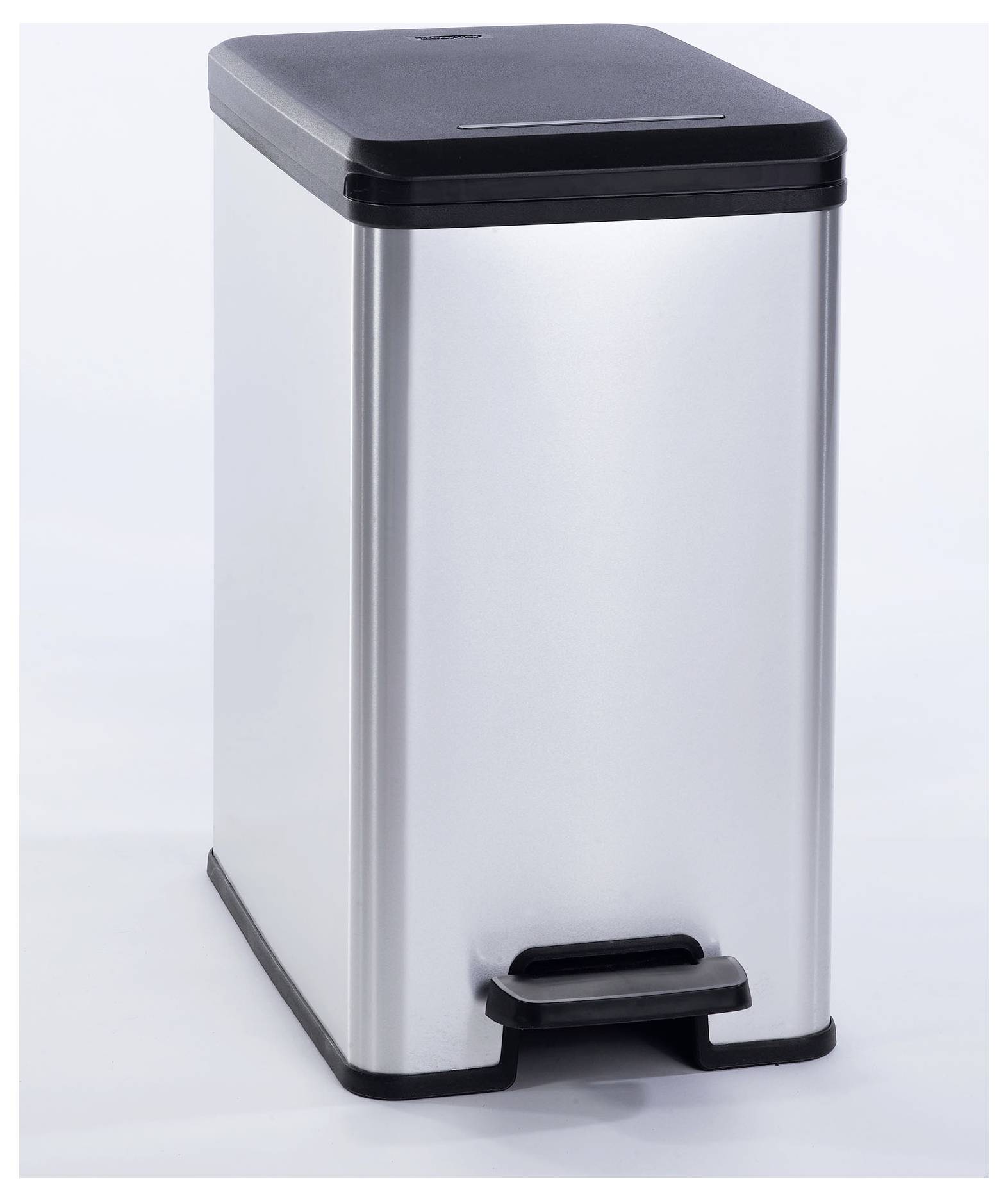 Abfalleimer aus Edelstahl mit schwarzem Deckel und Fußpedal, vor einem einfachen, hellen Hintergrund dargestellt.