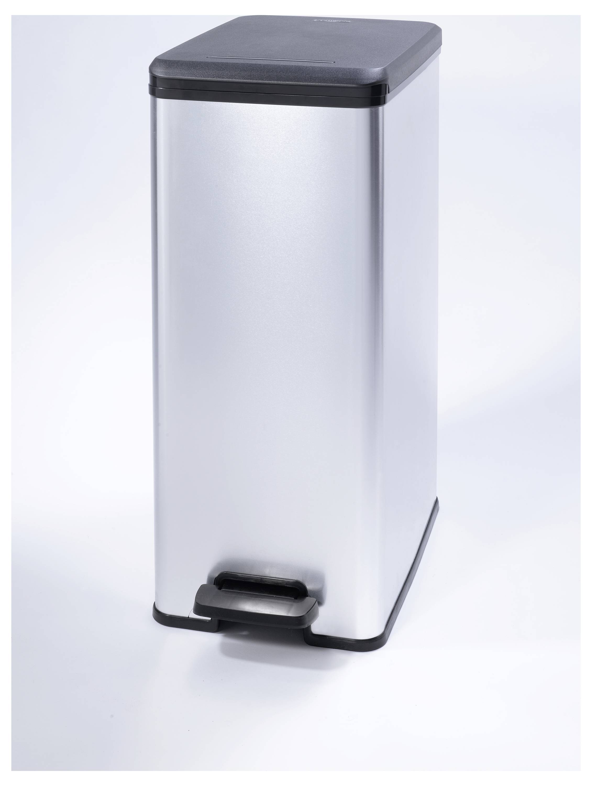 Edelstahlabfalleimer mit Trittbetätigung, schwarzem Deckel und Fußpedal, dargestellt vor einfachem weißem Hintergrund.