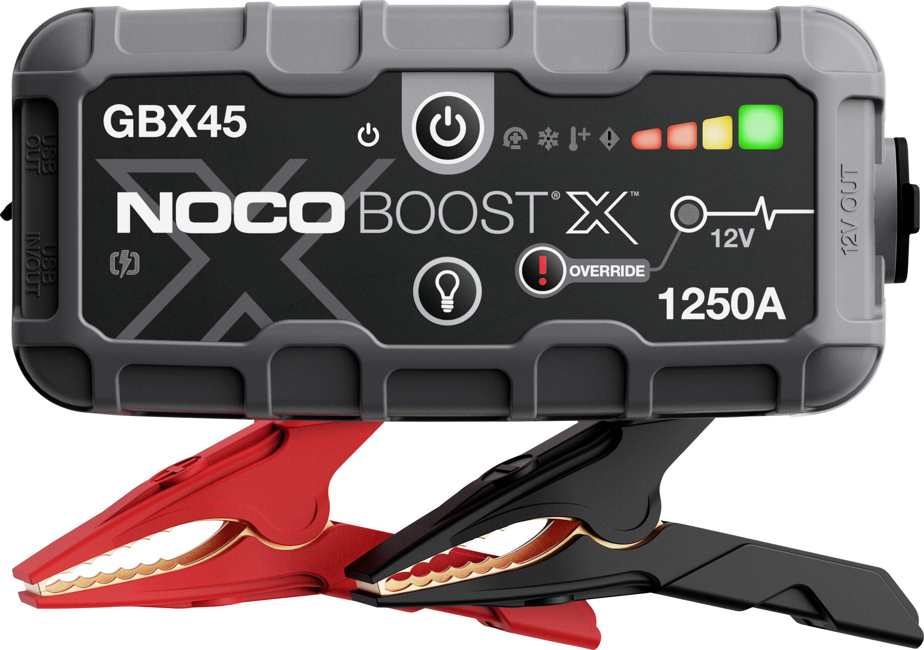 NOCO Boost X GBX45 tragbarer Autostarthilfe mit Einschaltknopf, Batteriestandsanzeigen, 12V-Ausgang und angebrachten roten/schwarzen Klemmen.