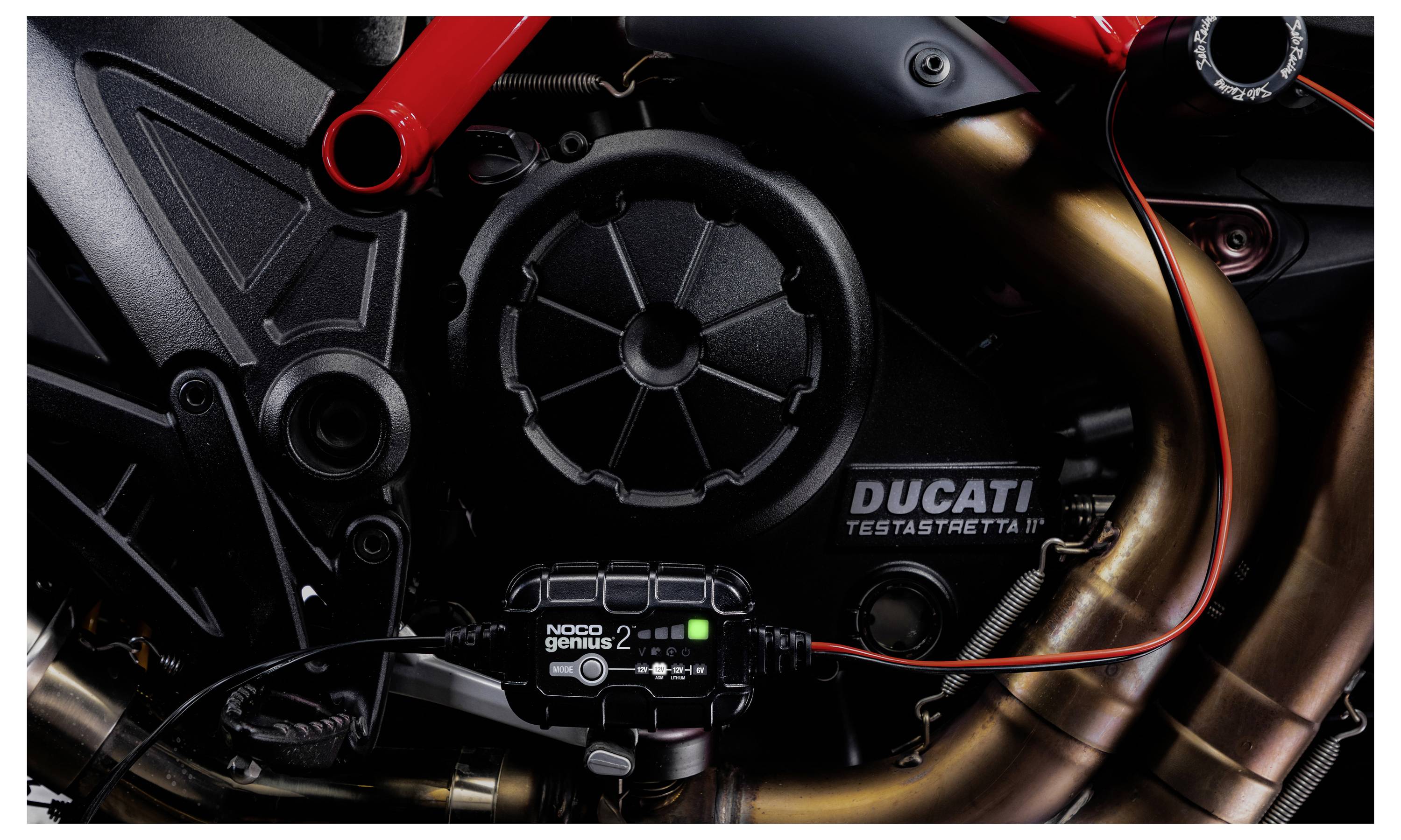 Nahaufnahme eines Ducati-Motorrad-Motors mit der Markenbezeichnung „Ducati Testastretta