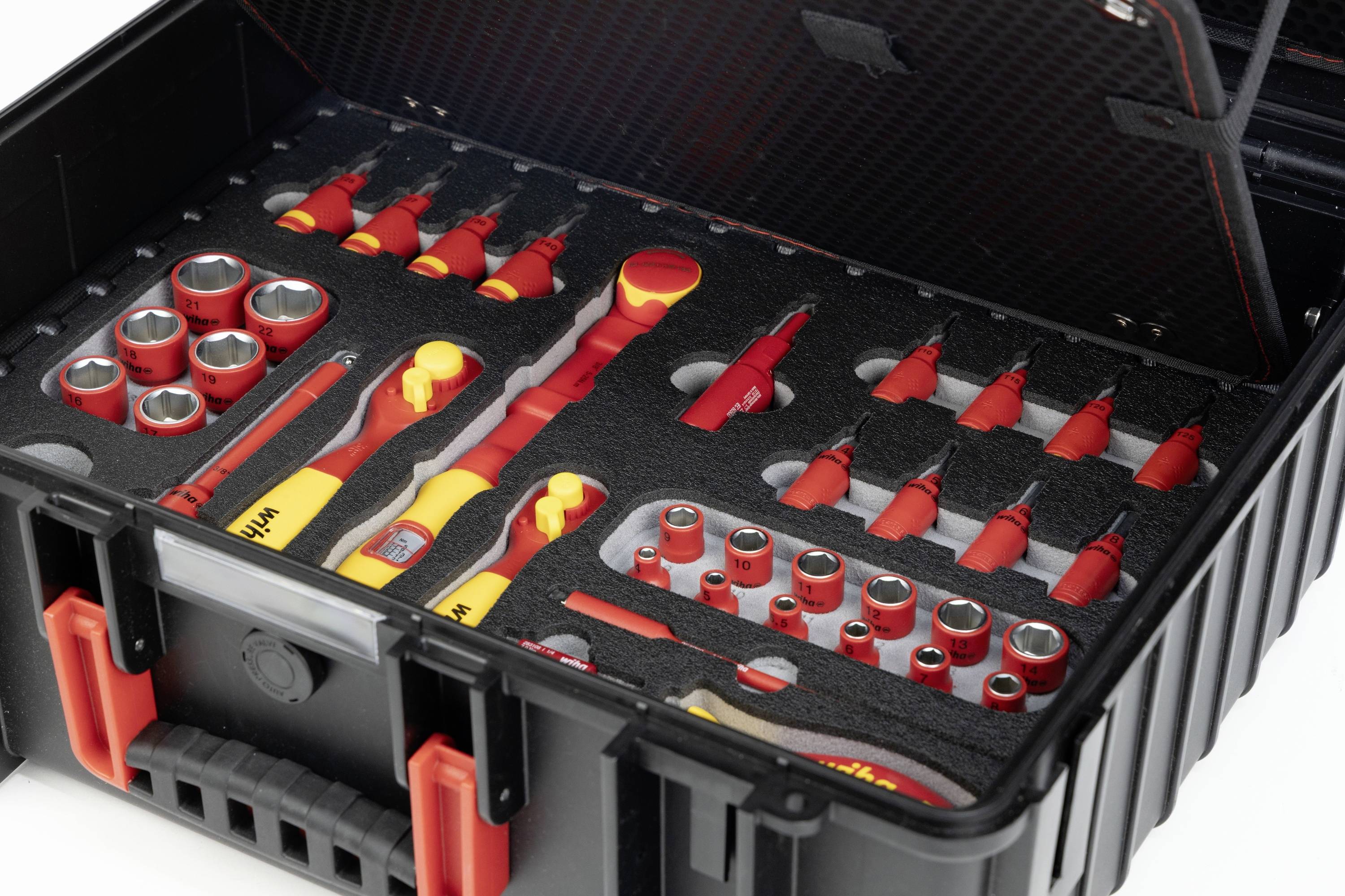 Offener Werkzeugkasten mit Schaumstoff-Einsätzen, die rote und gelbe Handwerkzeuge, Ratschenschlüssel-Stecknüsse, Schraubendreher und Zangen halten.