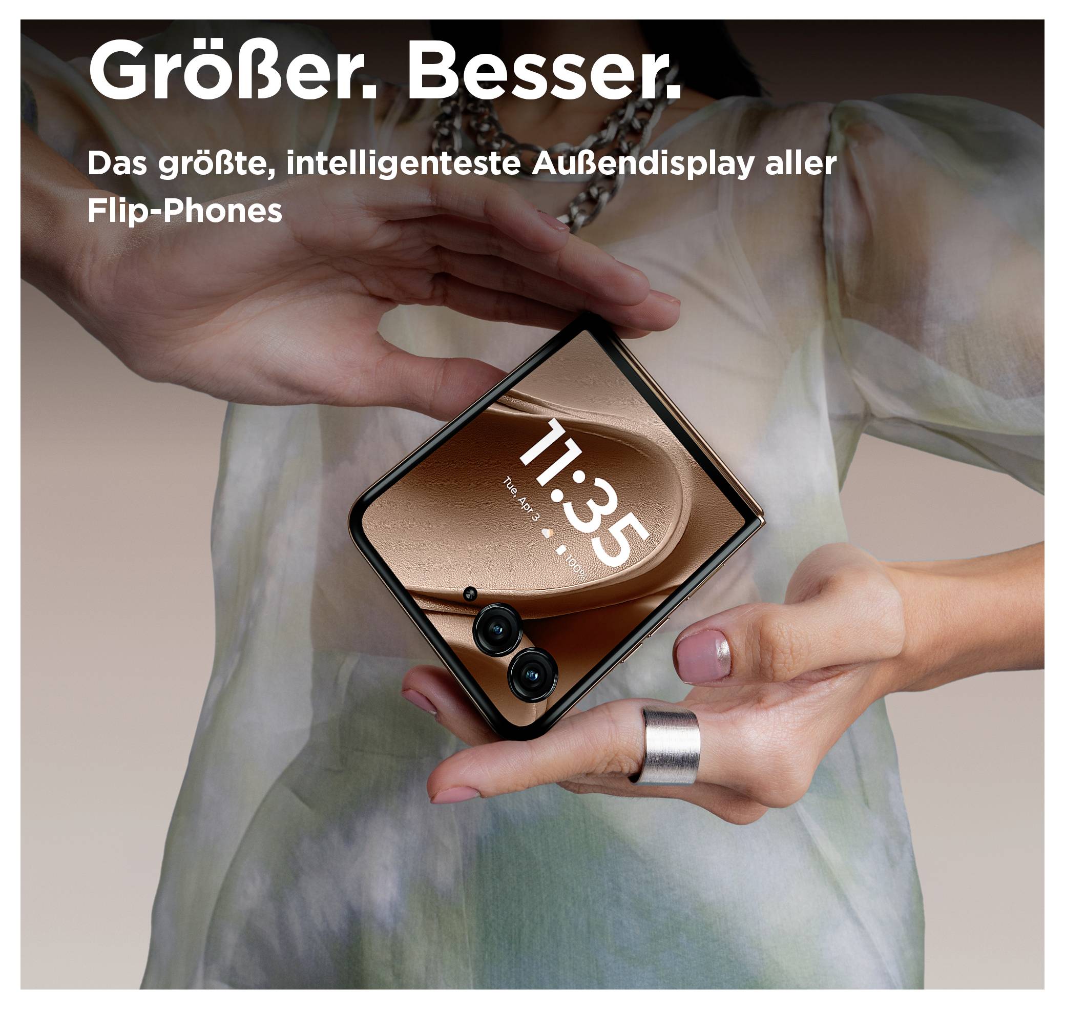 Eine Person in einem roten Hemd und einer grauen Hose posiert vor einem leuchtend grünen Hintergrund und hält eine schwarze Tastatur in Richtung des Betrachters aus.