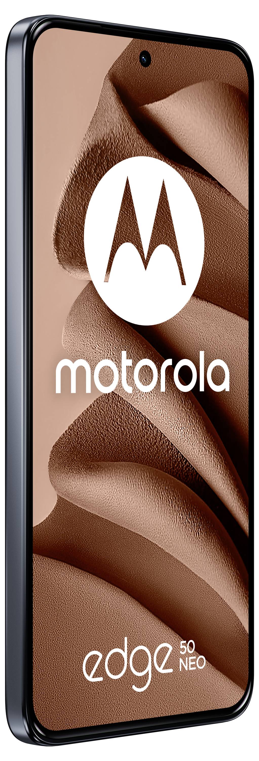 Motorola Edge 50 Neo Smartphone frontal gezeigt mit einer braunen strukturierten Tapete und Motorola-Logo auf dem Bildschirm.