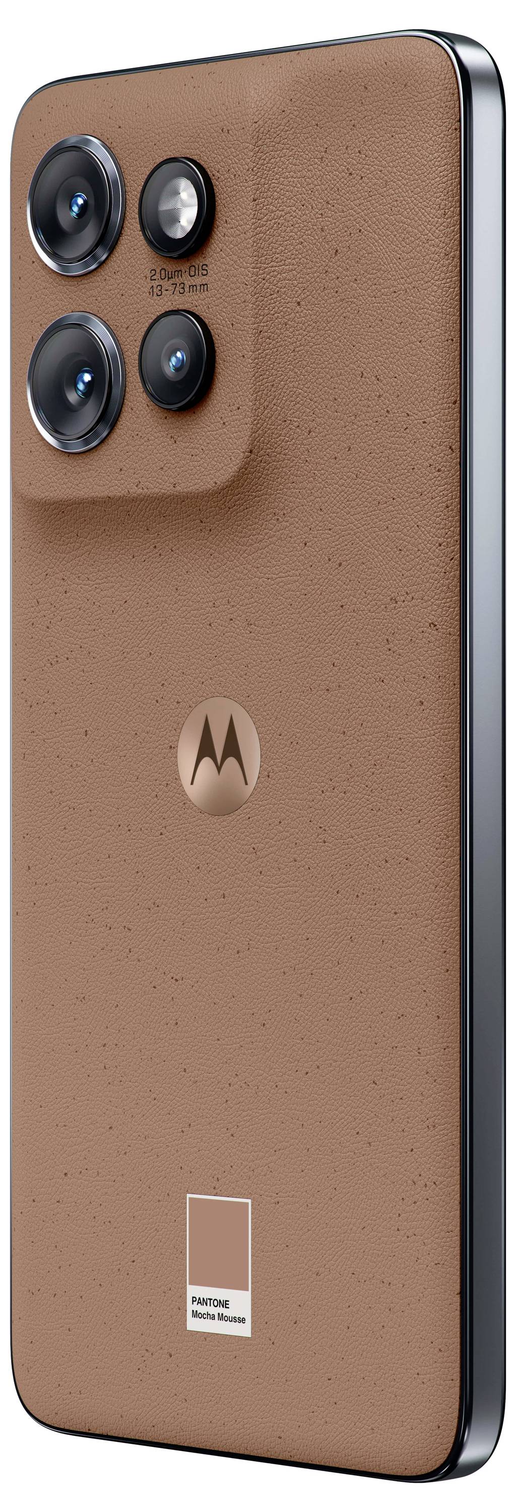 Rückseite eines braunen Motorola-Smartphones mit einem erhöhten quadratischen Kameramodul, das vier Linsen und ein zentriertes Motorola-Logo enthält.