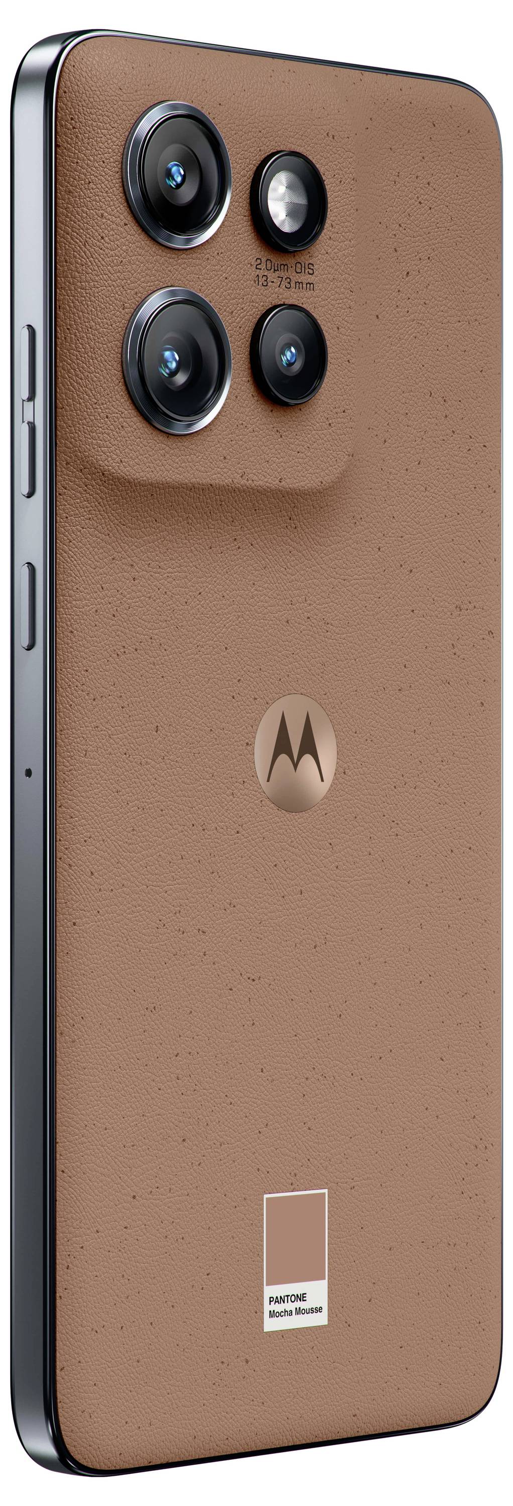 Rückseite eines Motorola-Smartphones mit einer braunen strukturierten Oberfläche, zentriertem Motorola-Logo und dreifachen Rückkameras in einem erhabenen quadratischen Modul.