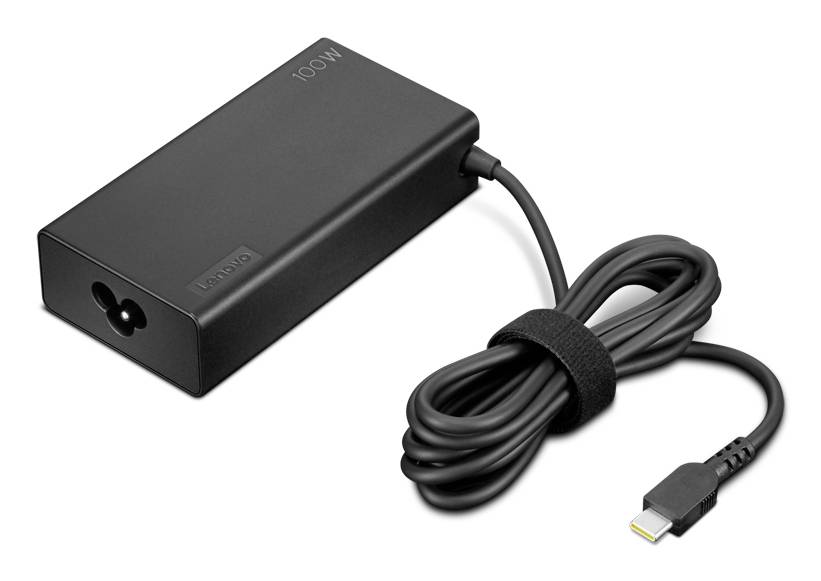 Schwarzer 100-W-Laptop-Netzteil mit angeschlossenem USB-C-Ladekabel, das daneben auf weißem Hintergrund aufgerollt liegt.