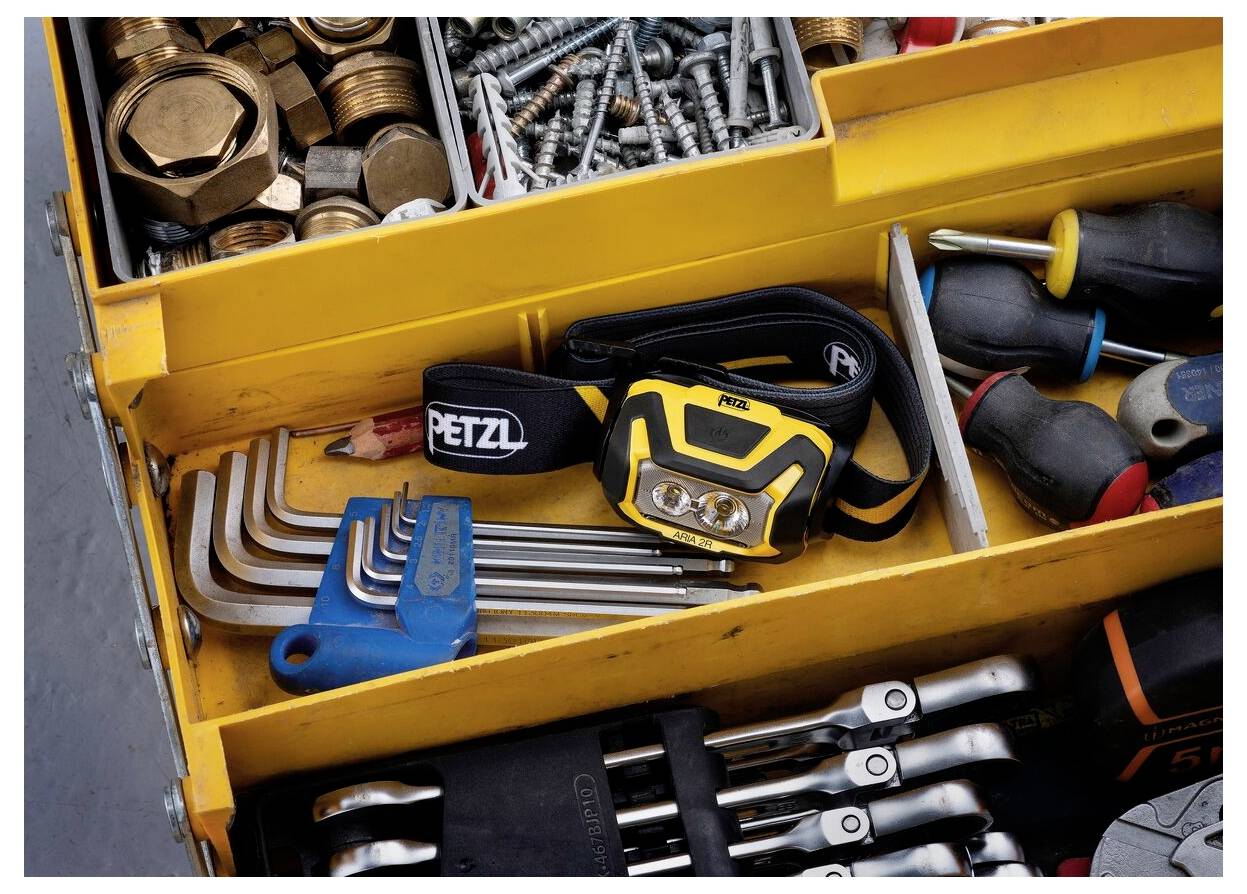 Öffnen Sie die Werkzeugkistenschublade mit assortiertem Handwerkzeug, einschließlich Inbusschlüsseln, Schraubendrehern, Schraubenschlüsseln, Schrauben, Muttern und einer Stirnlampe.