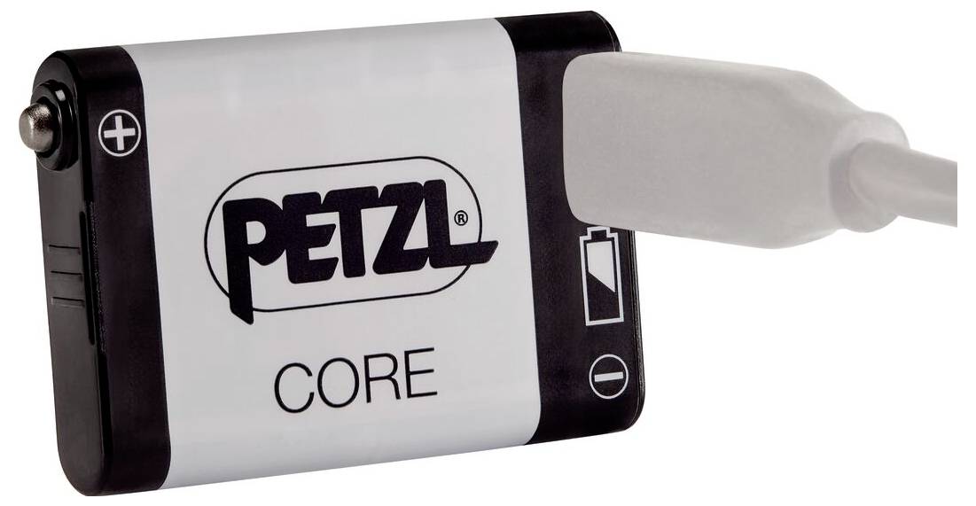 Petzl CORE wiederaufladbarer Batteriepack mit angeschlossenem USB-Ladekabel, in Nahaufnahme auf weißem Hintergrund dargestellt.