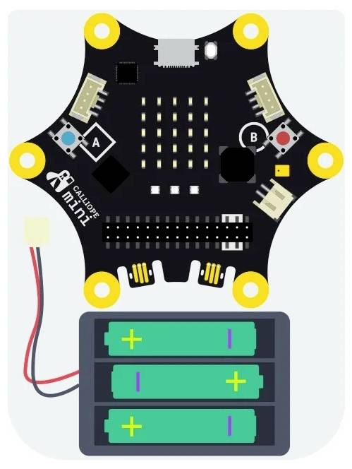Micro:bit Mini-Controller-Platine, die über rote und schwarze Drähte mit einem Drei-AA-Batteriepack verbunden ist.