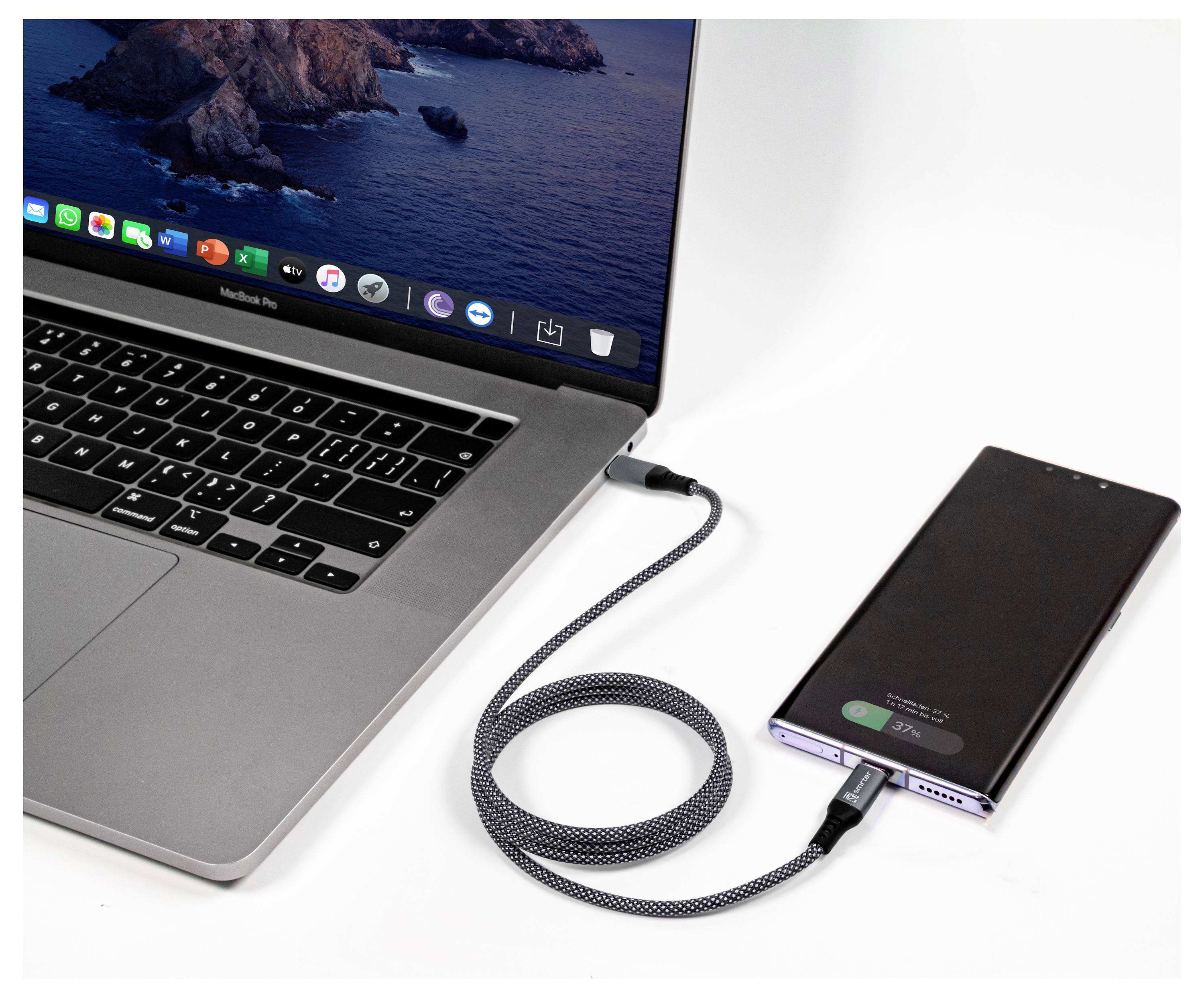 Laptop lädt ein Smartphone über ein USB-Kabel auf einer weißen Oberfläche auf, wobei das Telefon neben dem Computer verbunden ist.