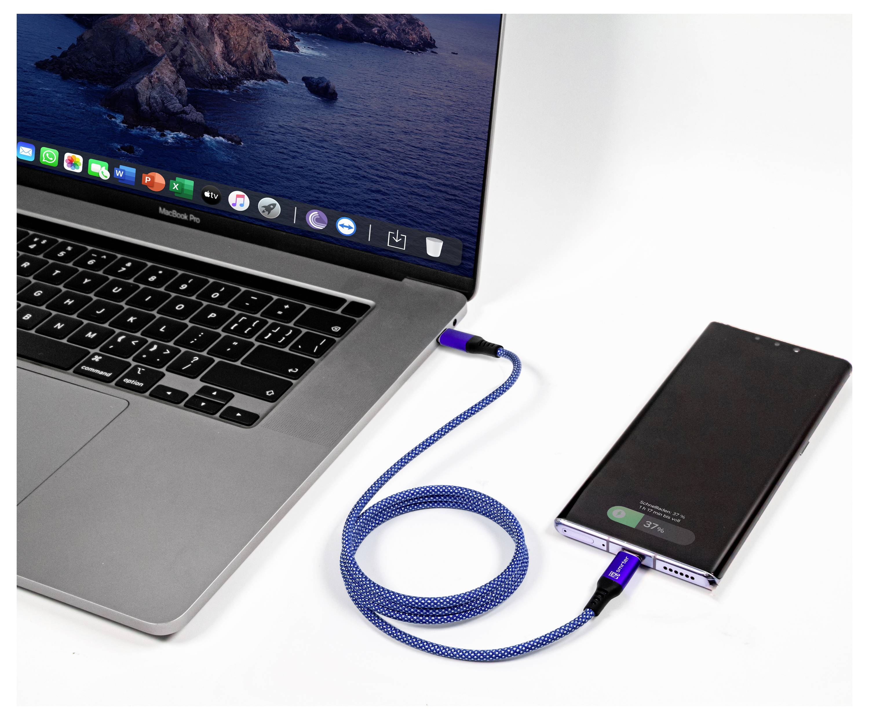 Laptop, der durch ein blaues USB-C-Kabel mit einem daneben liegenden Smartphone verbunden ist, was auf Laden oder Datenübertragung auf einer weißen Oberfläche hindeutet.