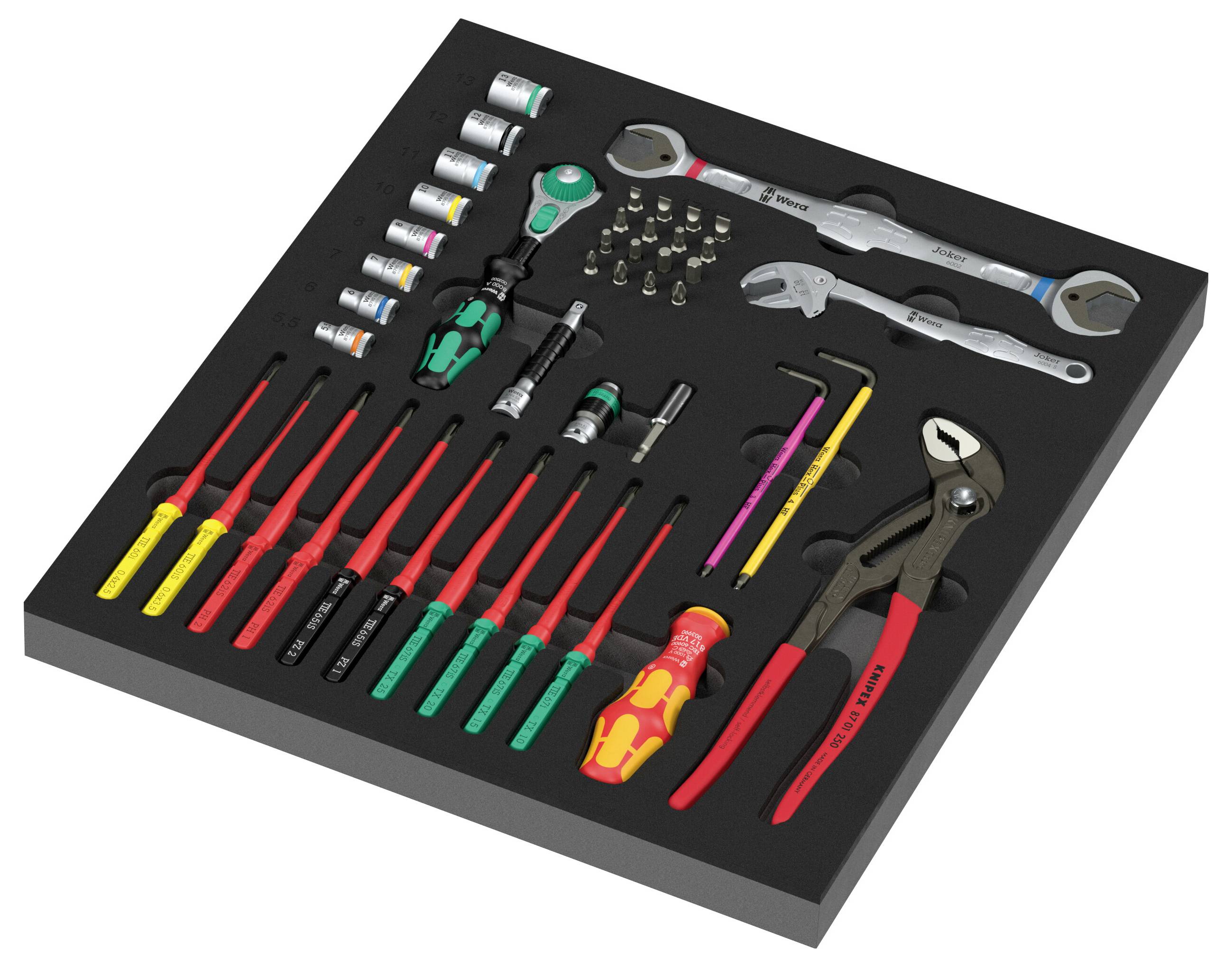Assortierte Handwerkzeuge in einem Schaumstofftablett angeordnet, darunter Schraubendreher, Schraubenschlüssel, Zangen, ein Ratsche, Stecknüsse und Innensechskantschlüssel.
