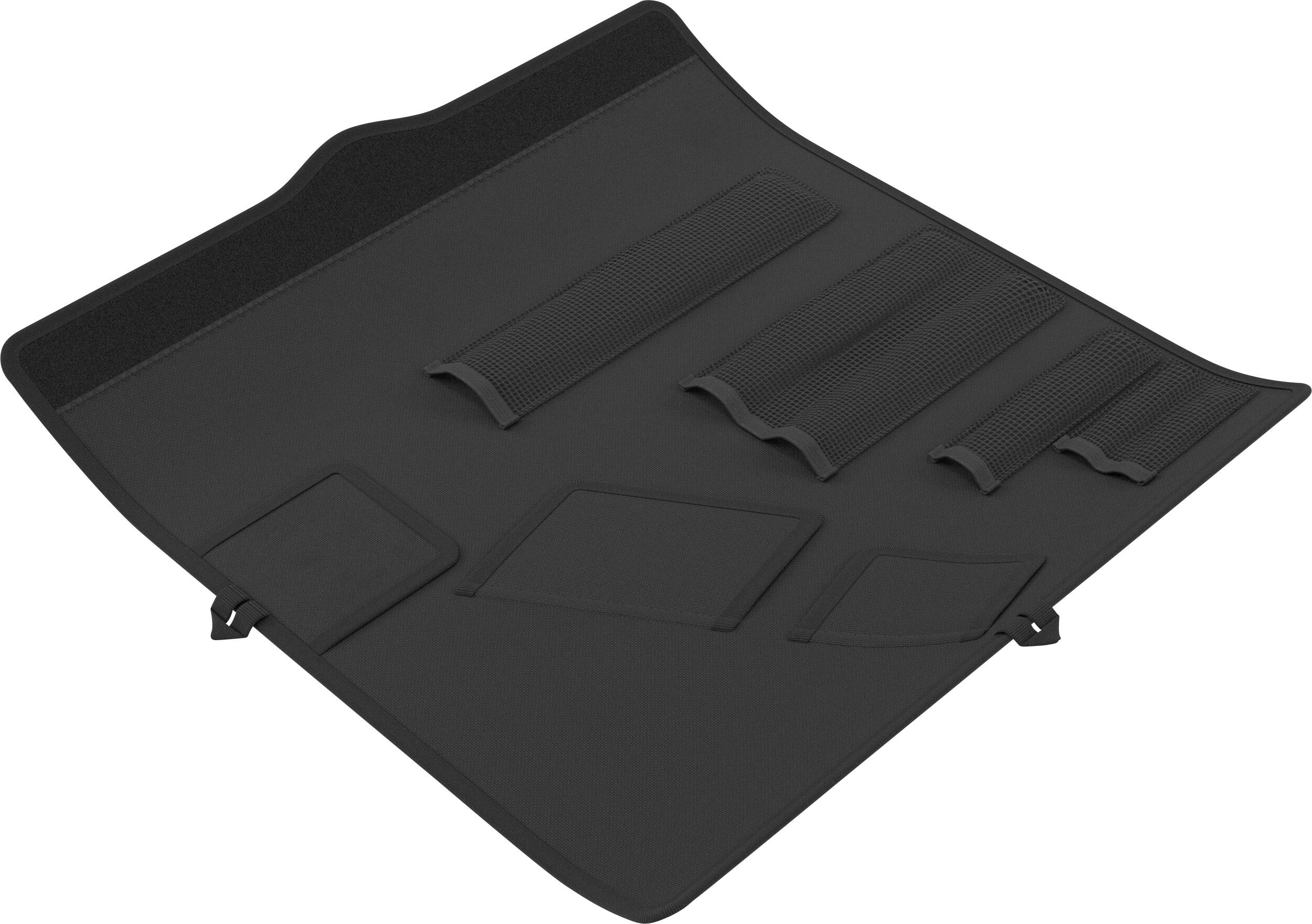 Schwarze geformte Ladeflächen-Matte mit erhöhten Kanten und integrierten Taschen, vor weißem Hintergrund gezeigt.