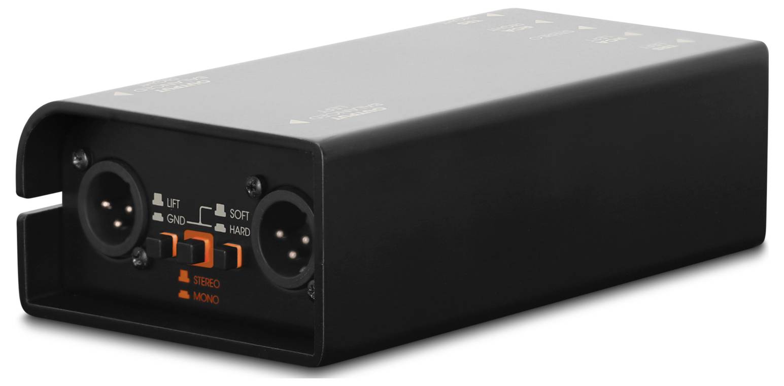 Hände verbinden zwei Audiokabel mit einem kleinen schwarzen Gerät in einem Musik-Setup, wahrscheinlich ein Audio-Interface oder eine Effekteinheit.