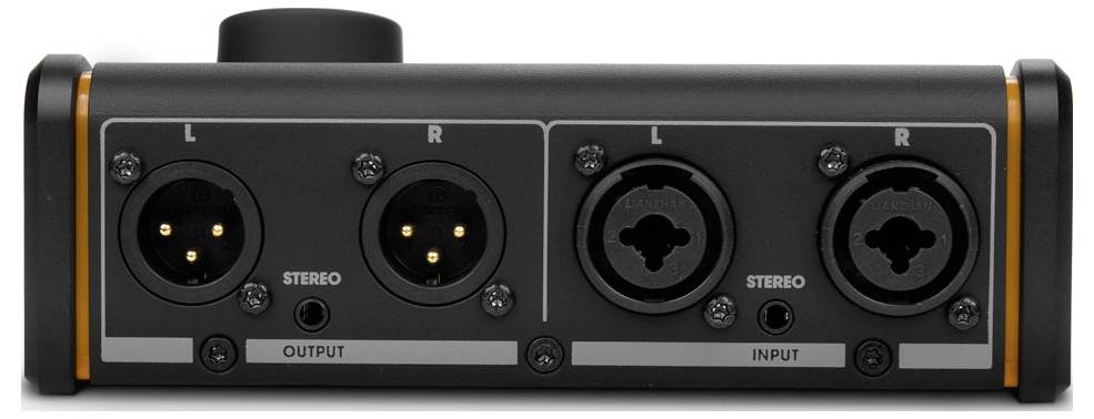 Rückseite eines Audiogeräts mit Stereo-XLR-Ausgabe- und Eingabeanschlüssen, gekennzeichnet mit L und R.