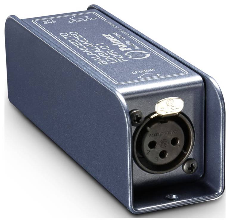 Blauer rechteckiger Phantom-Stromversorgungsadapter mit einer weiblichen XLR-Ausgangsanschluss auf der einen Seite und gedruckten Spannungs-/Stromspezifikationen auf der Oberseite.