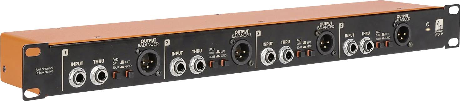 Rack-mounted Audio-Interface-Frontplatte mit mehreren Eingangs-, Durchgang- und Ausgangs-XLR- sowie 1/4-Zoll-Steckverbindern, plus LED-Indikatoren und Bedienelemente.