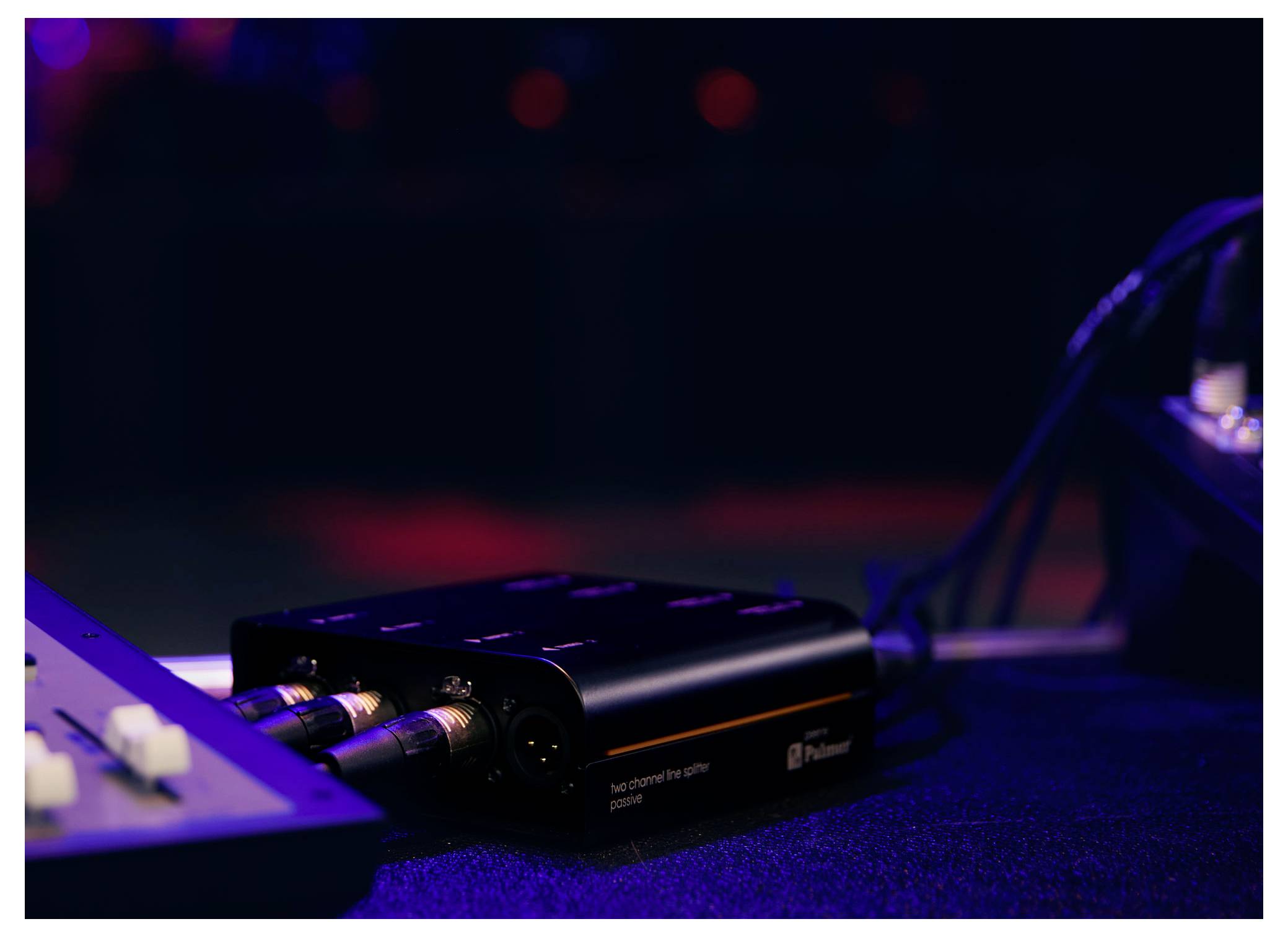 Black Palmer tauber microphone merge box mit vorderem XLR-Eingang auf weißem Hintergrund.