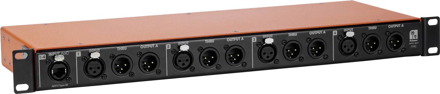 Rackmontierbares Audiointerface mit mehreren XLR- und Combo-Ein-/Ausgangsanschlüssen auf der Frontplatte.