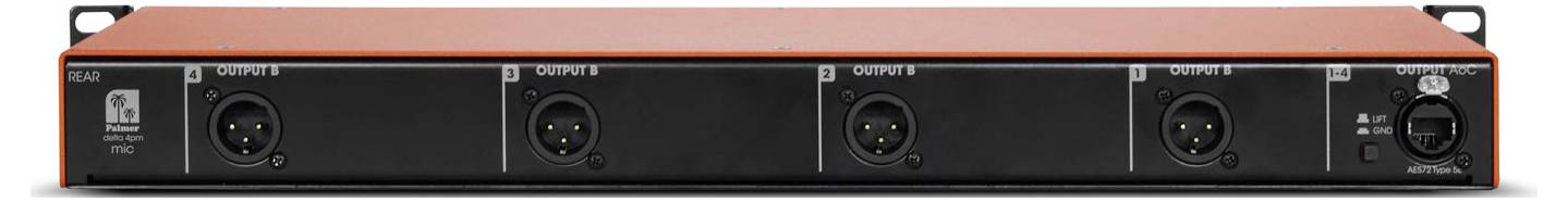 Vorderansicht eines 4-Kanal-Audio-Rack-Geräts mit vier XLR-Ausgängen und einem Stromschalter auf der rechten Seite, dargestellt in einem schwarzen und orangefarbenen Metallgehäuse.