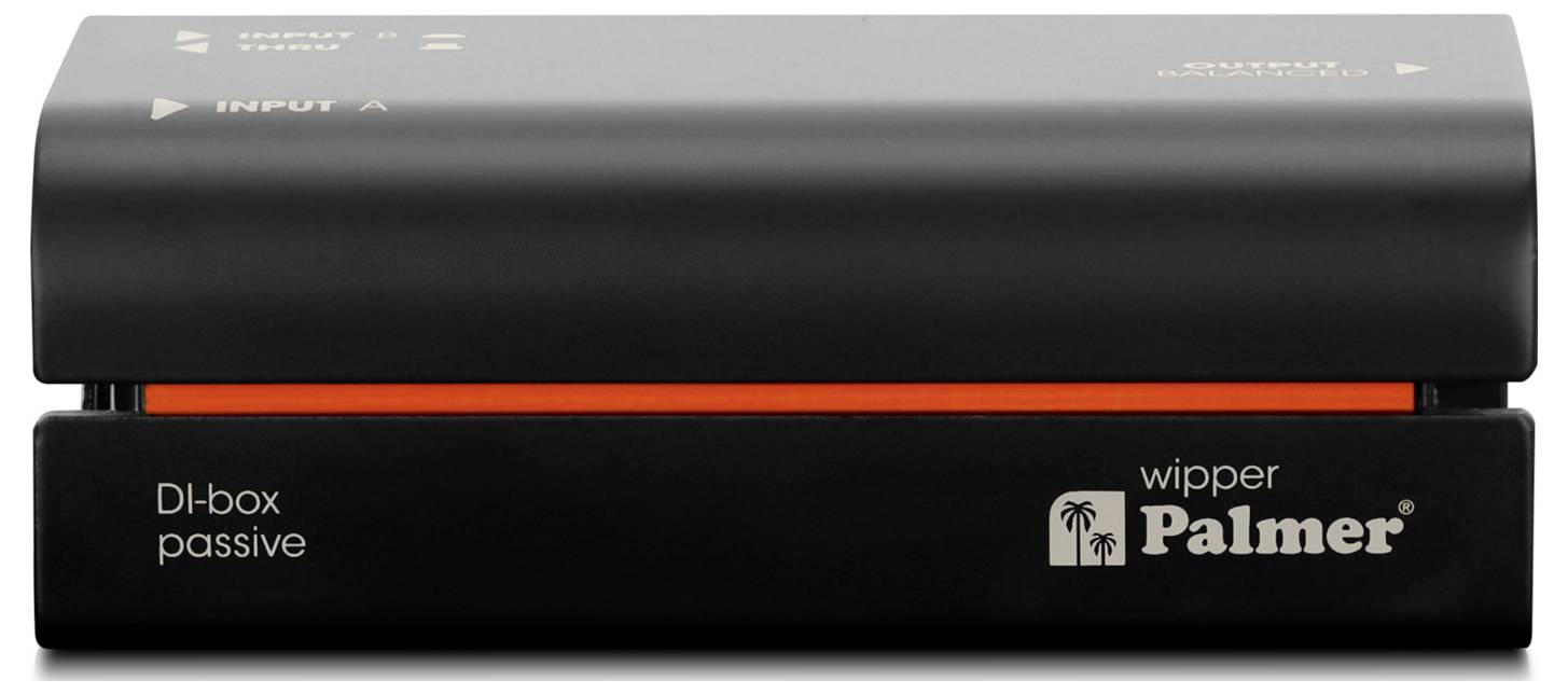 Schwarzer Palmer Wipper DI-Box passive Audiogerät mit orangem Streifen und Ein-/Ausgangsbe schriftung, Frontansicht auf weißem Hintergrund