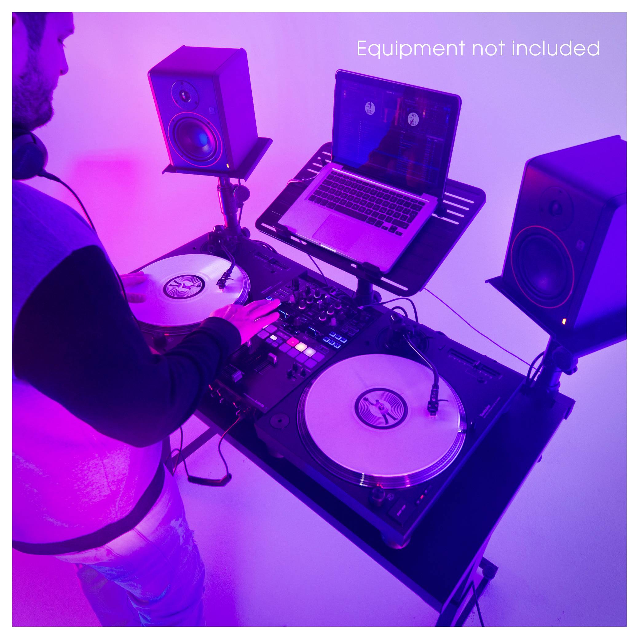 DJ mit Turntable-Setup, Laptop, Mixer und Lautsprechern; der Text sagt „Ausrüstung nicht im Lieferumfang enthalten