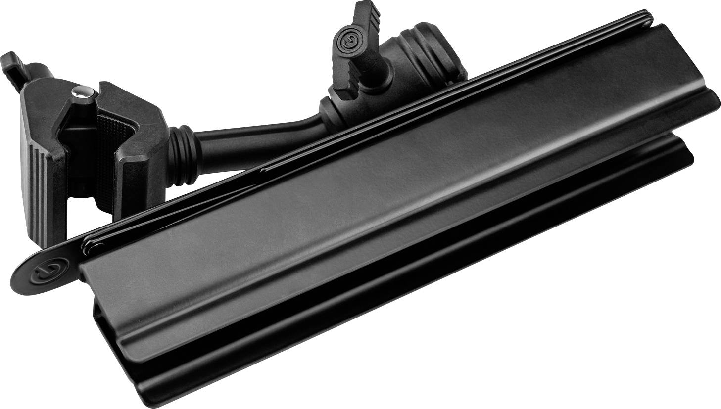 Schwarze verstellbare Klemmarmatur mit langem rechteckigem Regal oder Leuchtenhalter vor weißem Hintergrund.
