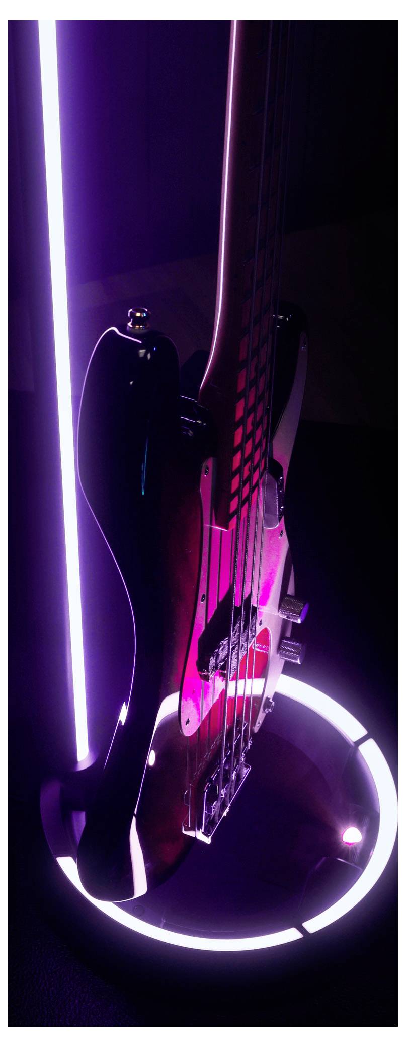 Elektrische Gitarre, aufrecht auf einer leuchtenden, kreisförmigen Neonlichtbasis mit violetter und rosa Hintergrundbeleuchtung