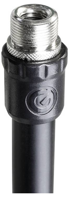 Nahaufnahme eines schwarzen Kabels mit einem silbernen Gewindemetallstecker-Ende, vertikal auf weißem Hintergrund dargestellt.