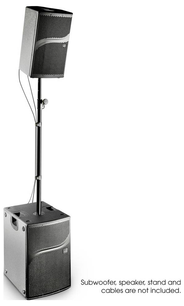 Tragbarer PA-Lautsprecher auf einem Ständer über einem Subwoofer-Lautsprechergehäuse, vor weißem Hintergrund mit dem Hinweis, dass Ständer und Kabel nicht im Lieferumfang enthalten sind.