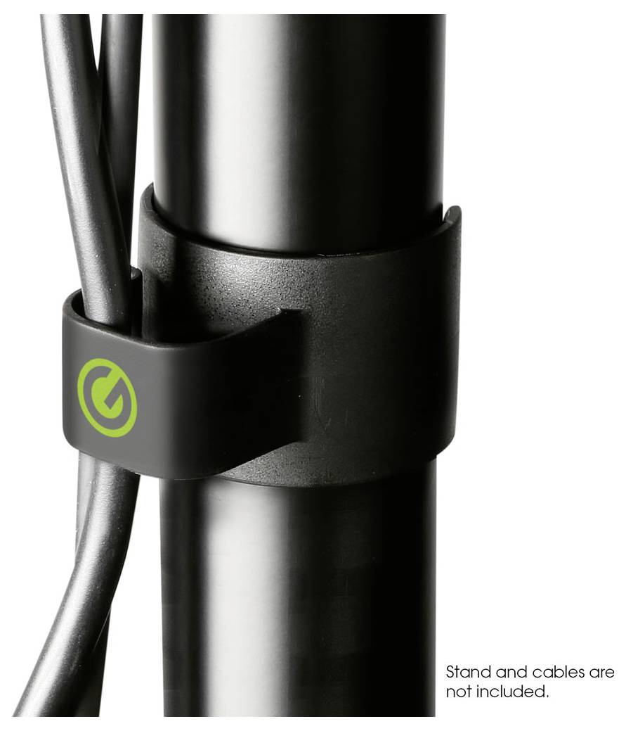 Ein Laptop, der durch ein schwarzes geflochtenes Ladekabel mit einer tragbaren Powerbank auf blauem Hintergrund verbunden ist.