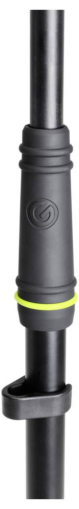 Schwarze verstellbare Stangenklemme mit neongelben Ring, der einen vertikalen Stab sichert, zentriert auf einem einfachen weißen Hintergrund.