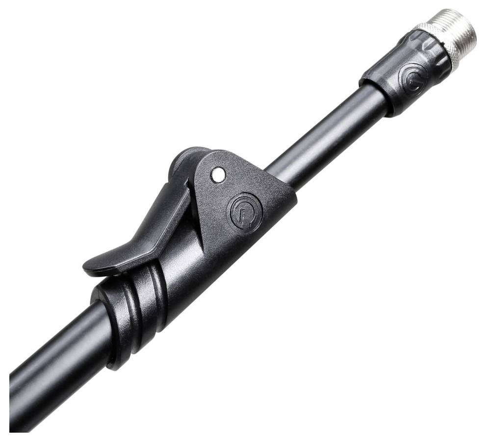 Schwarzer Inline-Kabelstecker mit einer Verriegelungsklemme an einem zylindrischen Kabel, dargestellt vor weißem Hintergrund.