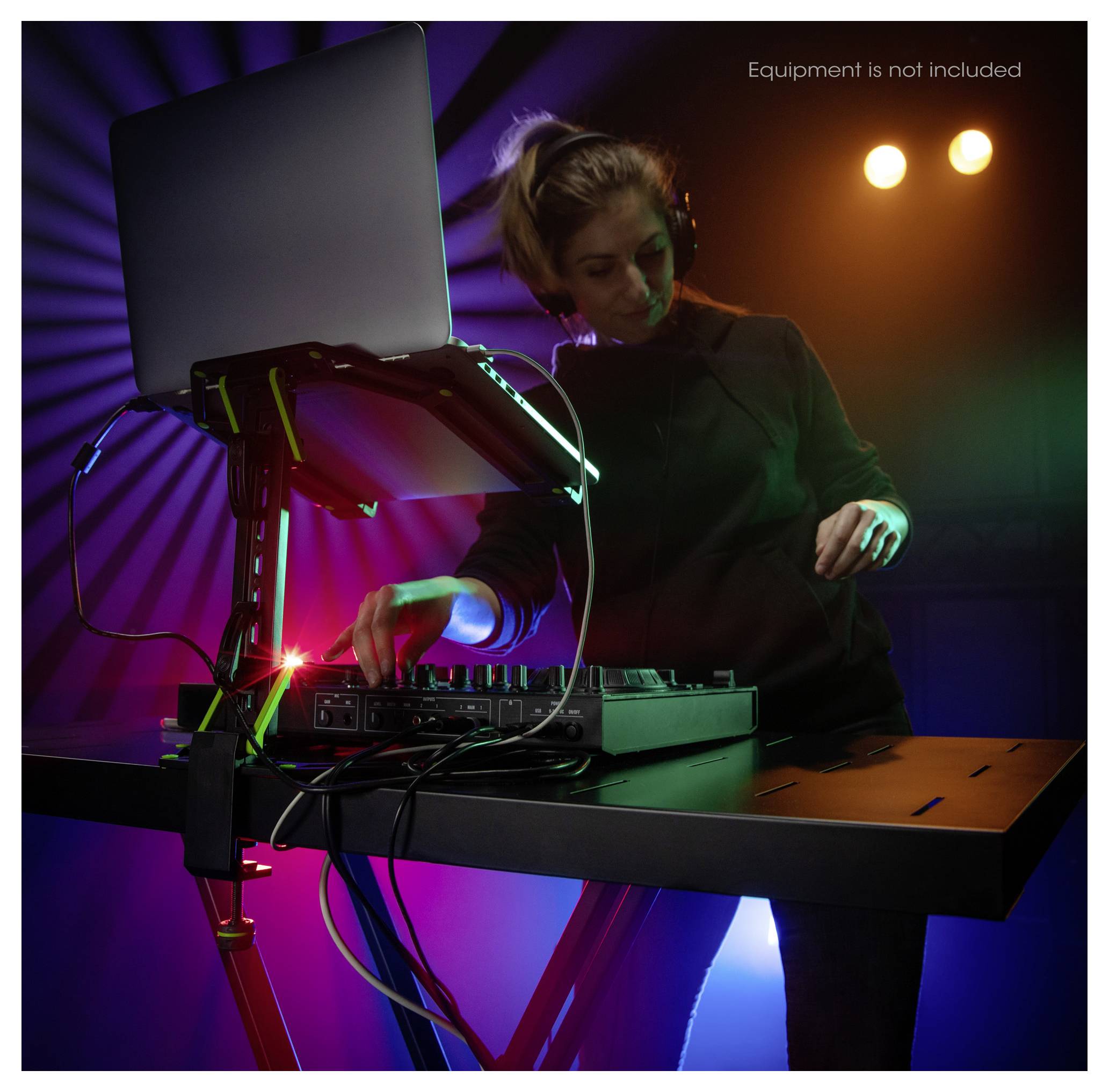DJ mischt auf Laptop und Controller bei einem lebhaften Performance-Setup, mit dem Text 